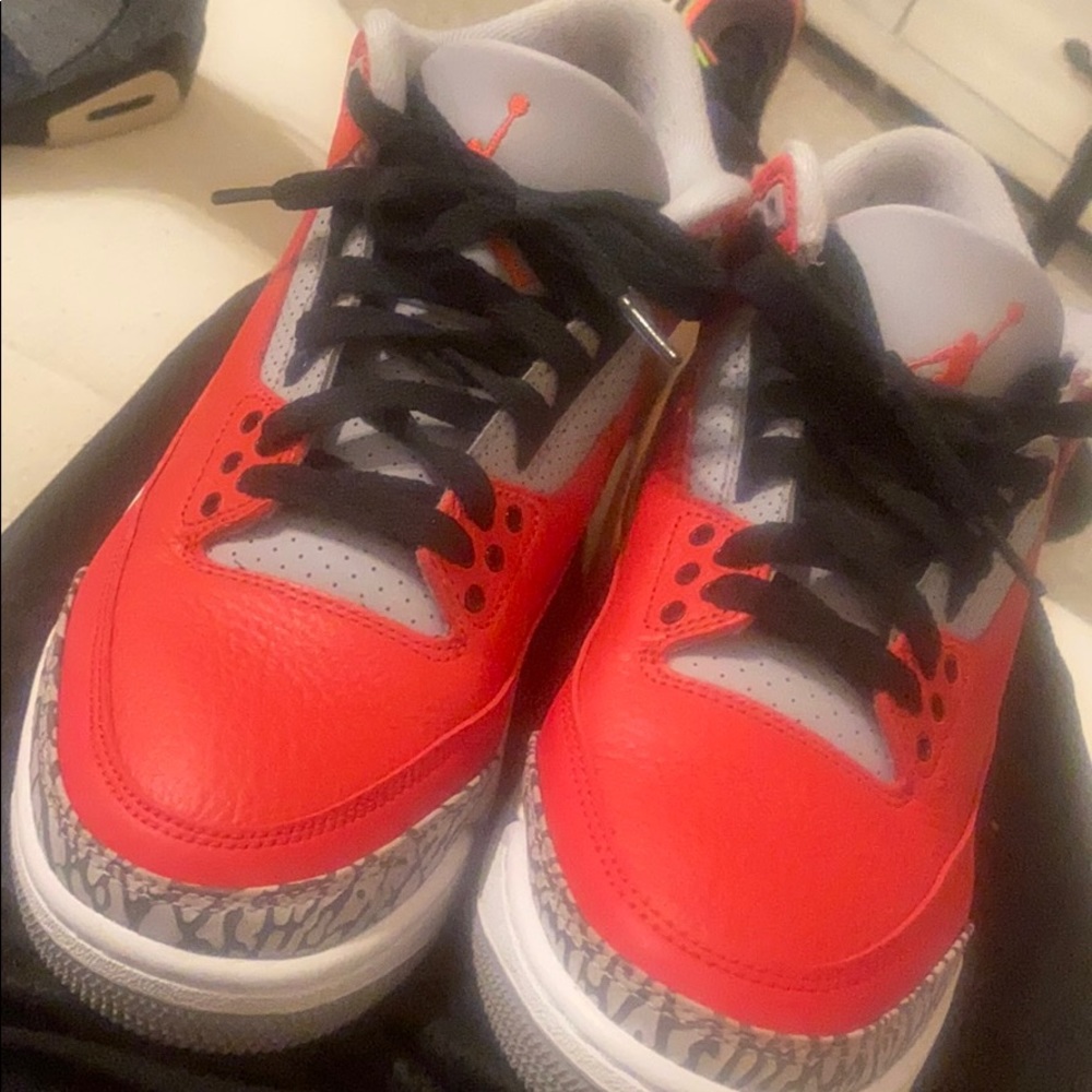Red cement 3s - Picture 2 of 3